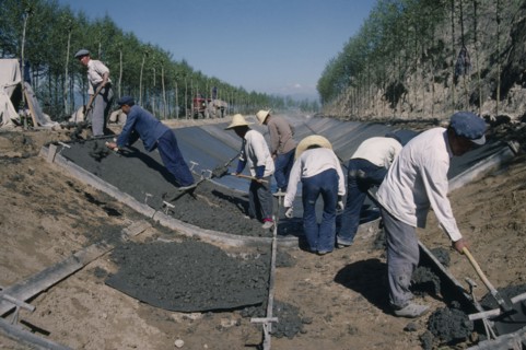 CHINA, Qinghai, Hungzhong County, Men building irrigation canal. WFP Project