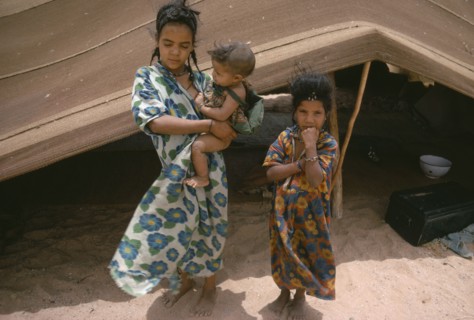 MAURITANIA, Sahel, Nomad children outside tent.