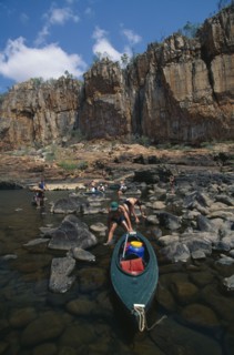 AUSTRALIA, Northern Territory, Nitmiluk National Park, Katherine Gorge canoeists landing boats on