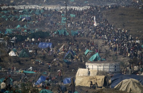 CONGO, Kibumba Camp, Crowds of Rwandese refugees in camp after fleeing genocide and civil war in