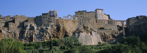 ITALY, Tuscany, Town of Pitigliano, Built on cliffs above Lente Valley with caves made during