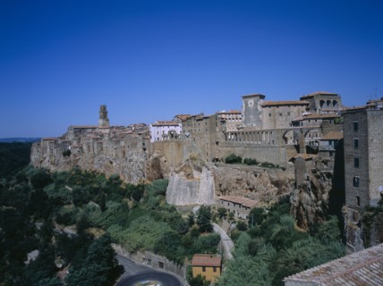 ITALY, Tuscany, Town of Pitigliano, Built on cliffs above Lente Valley with caves made during