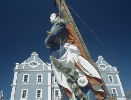 SOUTH AFRICA, Western Cape, Cape Town, Victoria and Alfred Waterfront. Old ships masterhead with a