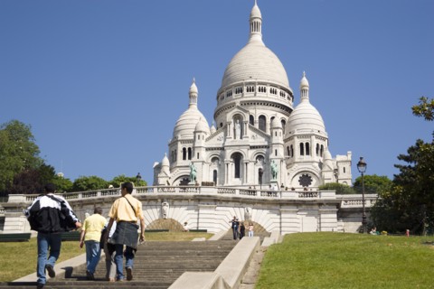 FRANCE, Ile de France, Paris, Montmartre Tourists on the steps leading up to the front of the chuch
