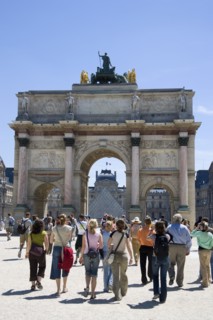 FRANCE, Ile de France, Paris, Tourists walking from the Jardin des Tuileries towards the Arc de