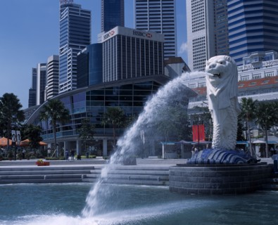 SINGAPORE, Merlion Park, Merlion statue and fountain in front of the Fullerton Hotel and city