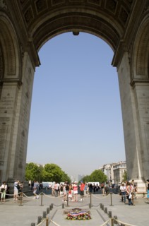 FRANCE, Ile de France, Paris, Tourists beside the Tomb of The Unknown Soldier under the main arch