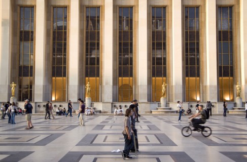 FRANCE, Ile de France, Paris, Tourists beneath the gilded statues and the facade of the Theatre
