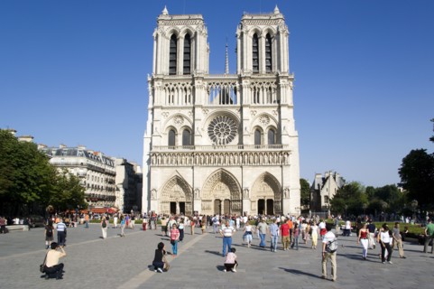 FRANCE, Ile de France, Paris, Tourists in the suare at the west front of the Gothic style Notre