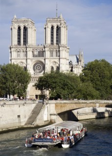 FRANCE, Ile de France, Paris, A bateaux mouches vedette pleasure boat on the River Seine taking