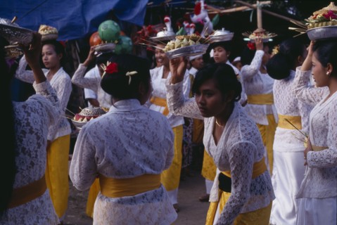 INDONESIA, Bali, Religion, Procession of women carrying food offerings to temple on occasion of