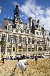 FRANCE, Ile de France, Paris, The Paris Plage urban beach. Young people playing beach volleyball in