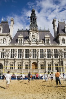 FRANCE, Ile de France, Paris, The Paris Plage urban beach. Young people playing beach volleyball in