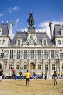 FRANCE, Ile de France, Paris, The Paris Plage urban beach. Young people playing beach volleyball in