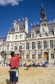 FRANCE, Ile de France, Paris, The Paris Plage urban beach. Young people playing beach volleyball in