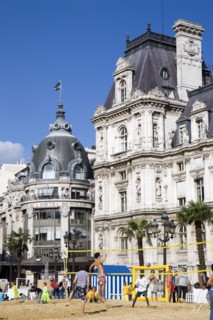 FRANCE, Ile de France, Paris, The Paris Plage urban beach. Young people playing beach volleyball in