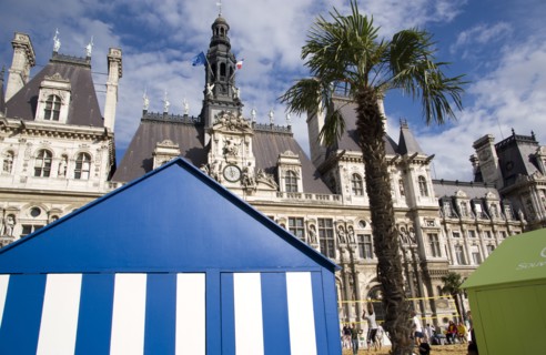 FRANCE, Ile de France, Paris, The Paris Plage urban beach. Young people playing beach volleyball