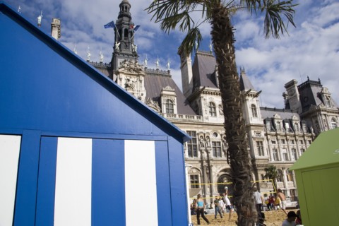 FRANCE, Ile de France, Paris, The Paris Plage urban beach. Young people playing beach volleyball