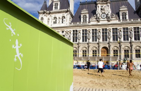 FRANCE, Ile de France, Paris, The Paris Plage urban beach. Young people playing beach volleyball