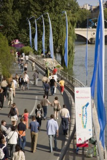 FRANCE, Ile de France, Paris, The Paris Plage urban beach. People strolling beside the River Seine