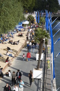 FRANCE, Ile de France, Paris, The Paris Plage urban beach. People strolling between the River Seine