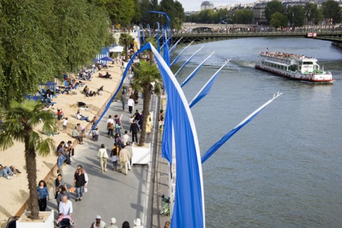 FRANCE, Ile de France, Paris, The Paris Plage urban beach. People strolling between the River Seine