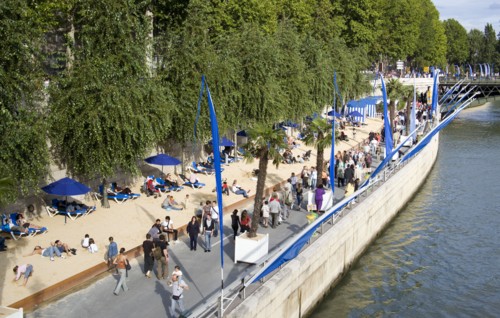 FRANCE, Ile de France, Paris, The Paris Plage urban beach. People strolling between the River Seine