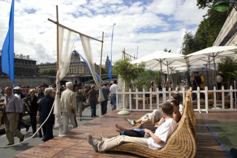 FRANCE, Ile de France, Paris, "The Paris Plage urban beach. People strolling between the River