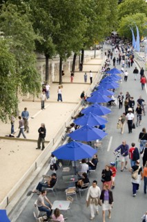 FRANCE, Ile de France, Paris, The Paris Plage urban beach. People strolling between the River Seine