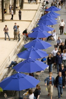 FRANCE, Ile de France, Paris, The Paris Plage urban beach. People strolling between the River Seine