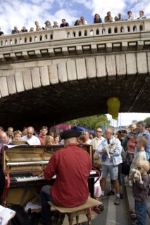 FRANCE, Ile de France, Paris, The Paris Plage urban beach. A singer playing a piano to an audience