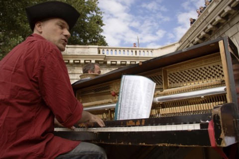 FRANCE, Ile de France, Paris, The Paris Plage urban beach. A singer playing a piano to an audience