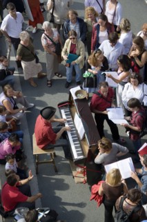 FRANCE, Ile de France, Paris, The Paris Plage urban beach. A singer playing a piano to an audience