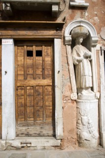 ITALY, Veneto, Venice, A stone figure of a Moor beside Tintoretto's house on Fondamenta dei Mori in