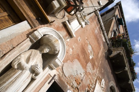 ITALY, Veneto, Venice, A stone figure of a Moor beside Tintoretto's house on Fondamenta dei Mori in