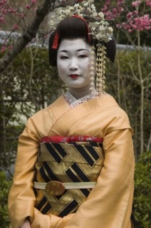 JAPAN, Honshu, Kyoto, Geisha in Sannen-zaka garden