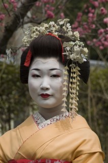 JAPAN, Honshu, Kyoto, Geisha in Sannen-zaka garden
