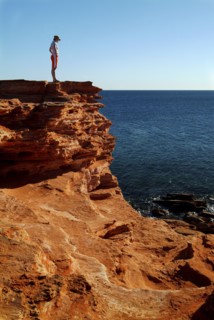 AUSTRALIA, Western Australia, Broome, Tourist on Gantheaume Point