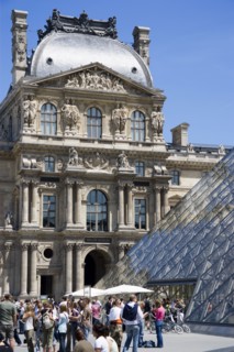 FRANCE, Ile de France, Paris, Tourists outside the pyramid entrance to the Musee du Louvre beside