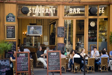 FRANCE, Ile de France, Paris, Montmartre People at tables on the pavement outside a cafe in the Rue