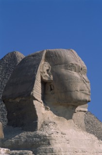 EGYPT, Cairo Area, Giza, Side profile of Sphinx with the pyramid of Kharfe of Khephren behind