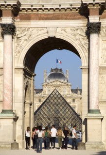 FRANCE, Ile de France, Paris, People walking from the Jardin des Tuileries through the Arc de