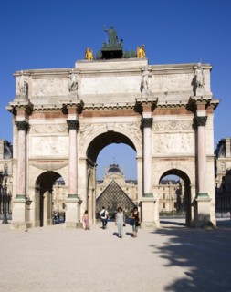 FRANCE, Ile de France, Paris, People walking from the Jardin des Tuileries through the Arc de