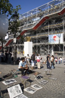 FRANCE, Ile de France, Paris, Tourists watching a street performer in the square outside the