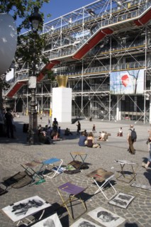 FRANCE, Ile de France, Paris, Tourists watching a street performer in the square outside the
