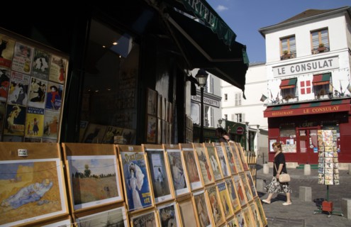 FRANCE, Ile de France, Paris, Montmartre Tourists walking past a shop selling prints of