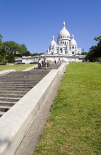 FRANCE, Ile de France, Paris, Montmartre Tourists on the steps leading up to the front of the chuch