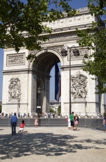 FRANCE, Ile de France, Paris, Tourists in the shade of trees in the Place de Charles de Gaulle