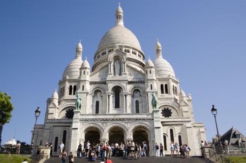 FRANCE, Ile de France, Paris, Montmartre Tourists on the steps at the front of the chuch of Sacre