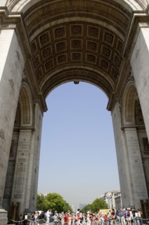 FRANCE, Ile de France, Paris, Tourists around the Tomb of The Unknown Soldier under the central